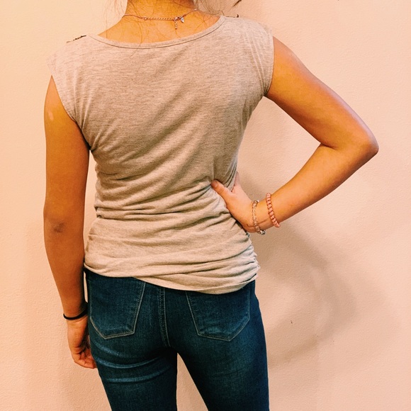 Grey shirt - Picture 2 of 4